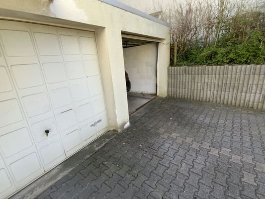 Garage mit elektrischem Tor