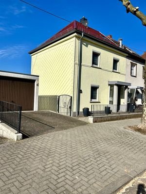 Aussenansicht mit Garage