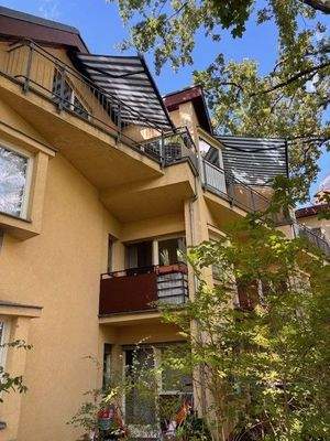 Balkone mit Markisen
