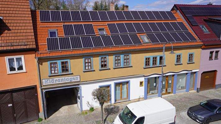 Die 26 kW - Peak Solaranlage lädt 21 KW Speicher