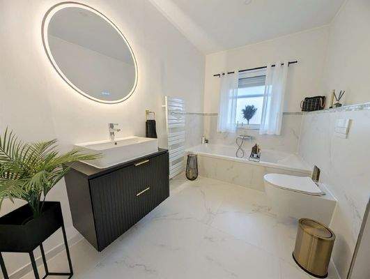 Badezimmer mit Badewanne