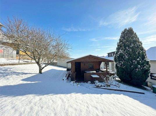 Blick auf das Holzhaus im Garten
