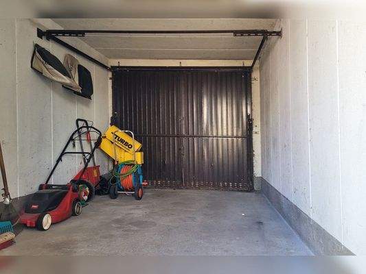 Einzelgarage mit Stellplatz davor.JPG