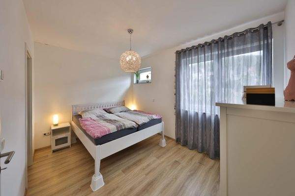 Schlafzimmer mit separater Ankleide OG