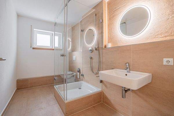 .. mit Dusche und Fenster