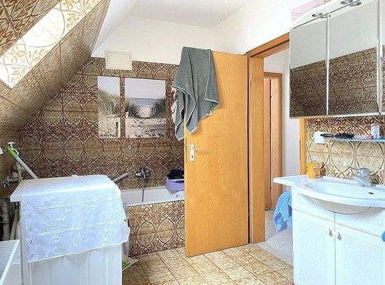 Tageslichtbad mit Dusche und Wanne OG