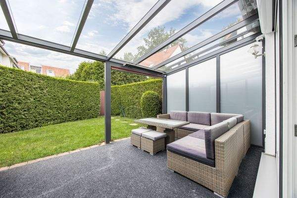 Terrassenüberdachung mit elektrischer Verschattungsmöglichkeit und Sonnenschutzmarkise