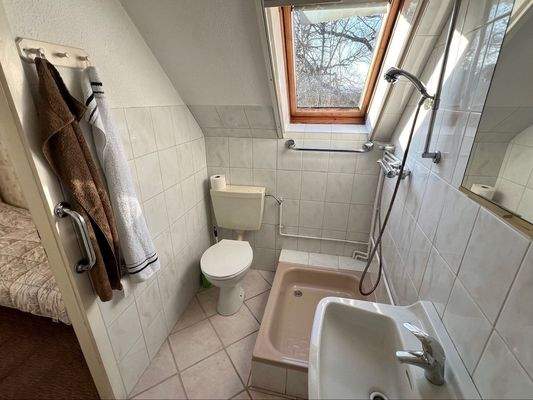 Kleines Bad mit Zugang zur ...