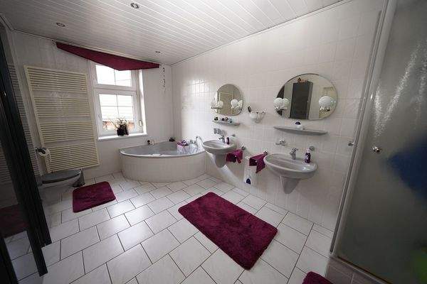 13 - Bad mit Wanne OG.JPG