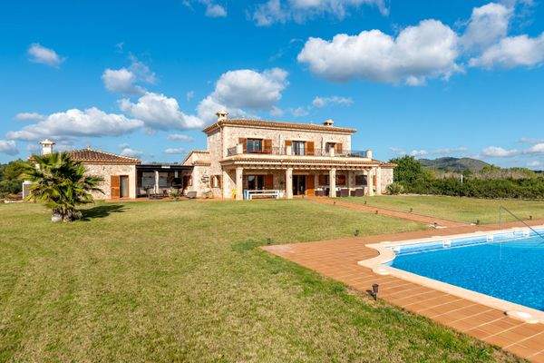 Weitläufiger Gartenbereich