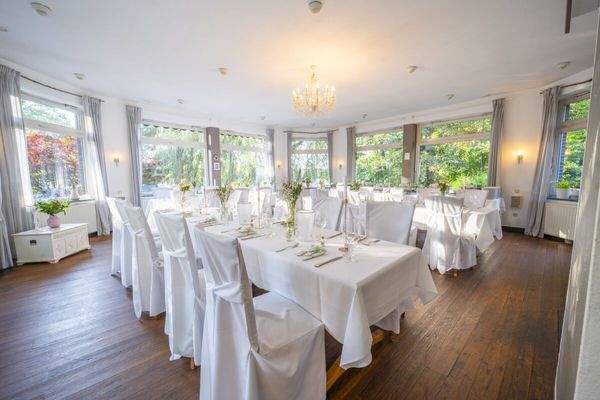 Saal mit hochwertiger Ausstattung und großzügigem 