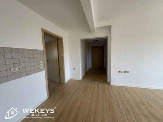 Küchenbereich mit Blick in den Flur