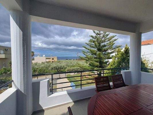 Große Villa mit offenem Meerblick und vier Mietwohnungen