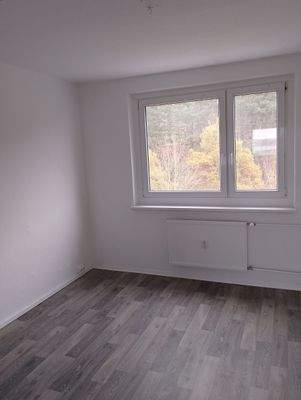 Helles Zimmer mit Fenster