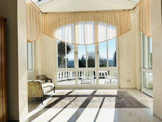 lichtdurchflutetes Wohnen - offen zum Wintergarten mit Terrassenzugang