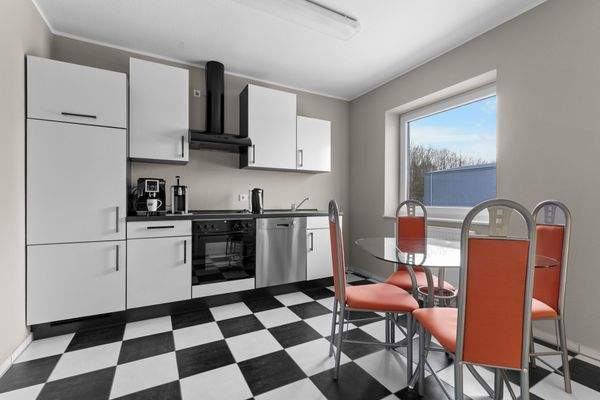 Sozialraum mit Einbauküche