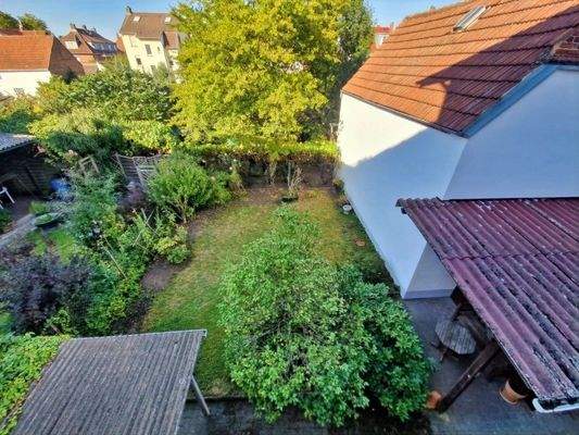 Blick vom Balkon auf den Garten