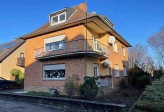 Zweistöckiges Backsteinhaus