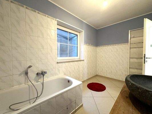 Das erste Wannenbad mit Fenster …