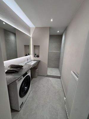 frisch renoviertes Duschbad