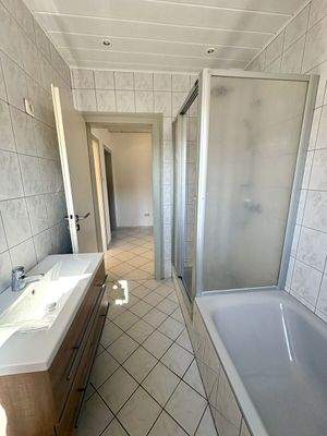 Mit Badewanne und Dusche