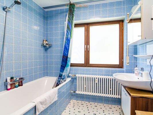 Badezimmer mit Badewanne und Fenster