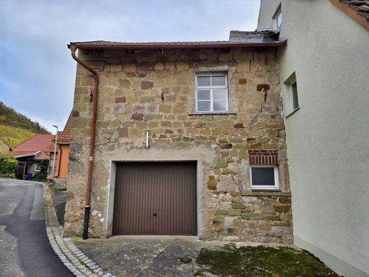 Nebengebäude mit integrierter Garage