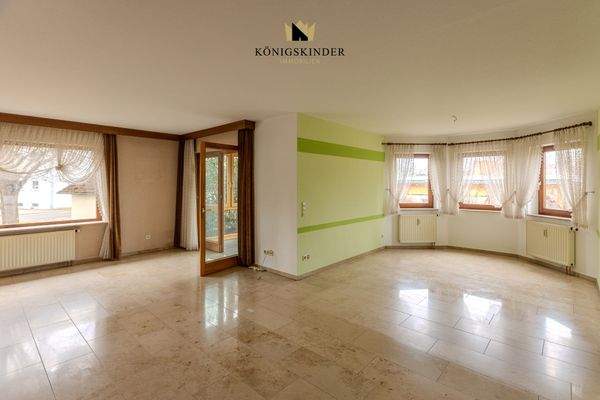 ...in den großen Ess- und Wohnbereich...