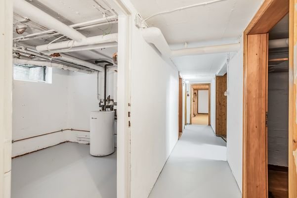 Flur mit Heizungsraum Keller