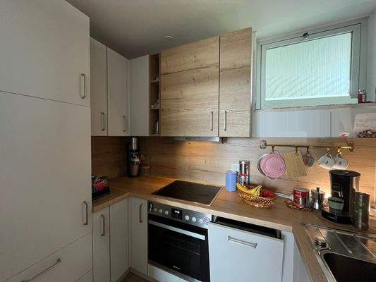 Küche mit Einbauküche und Fenster