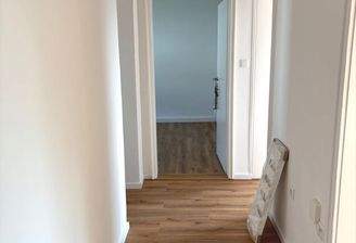 Heller Flur mit Holzboden