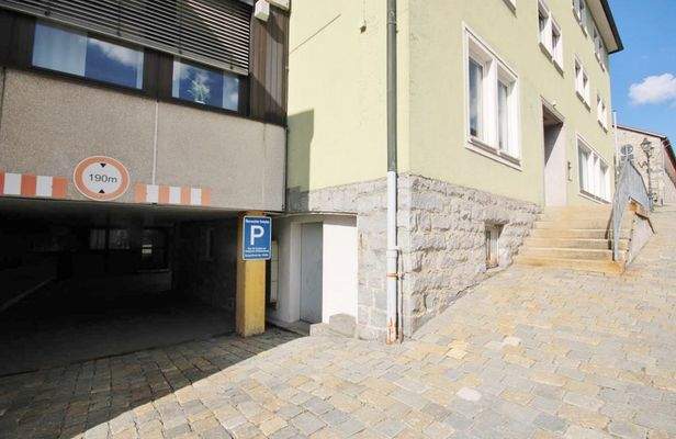 Hausansicht mit Zufahrt in den Innenhof