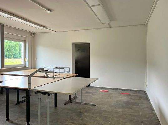 Büro - 4 und Durchgang zur Halle 