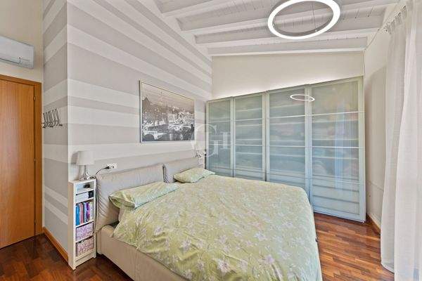 Schlafzimmer mit Doppelbett