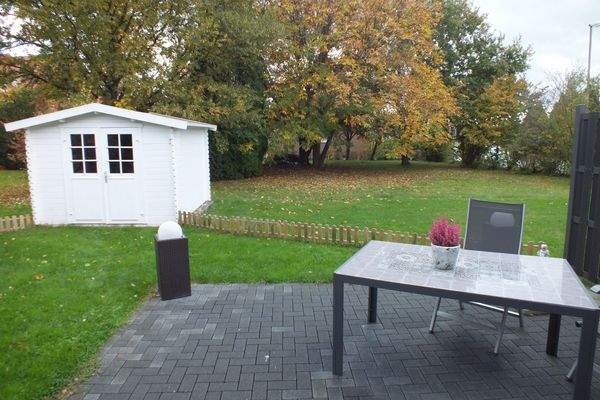 Terrasse und Gartenhaus