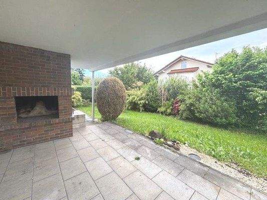 Offener Kamin auf der Terasse