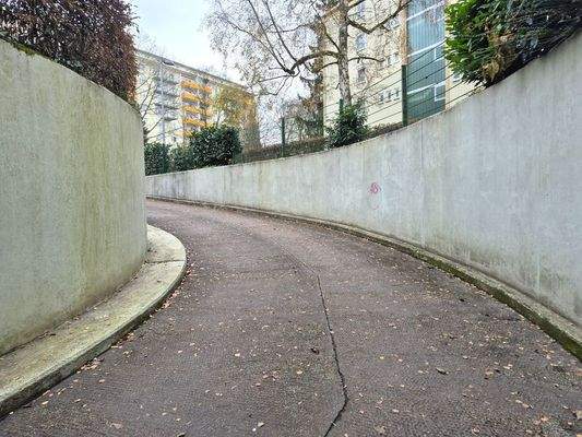 Zufahrt Tiefgarage und Blick zum Wohnobjekt