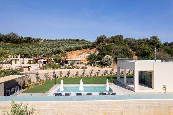 Kreta, Tavronitis: Zeitgenössisch eingerichtete Villa mit Pool zu verkaufen