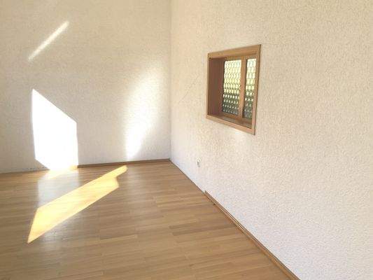 EG: Esszimmer mit Durchreiche in die Küche