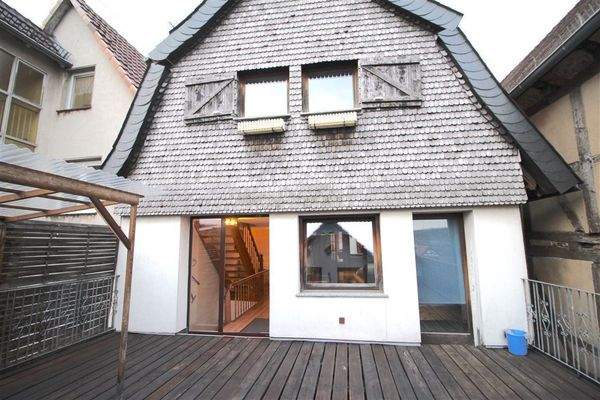 Hausansicht mit Terrasse 2. OG