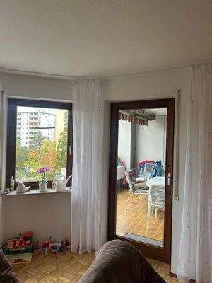 Wohnzimmer mit Balkonblick