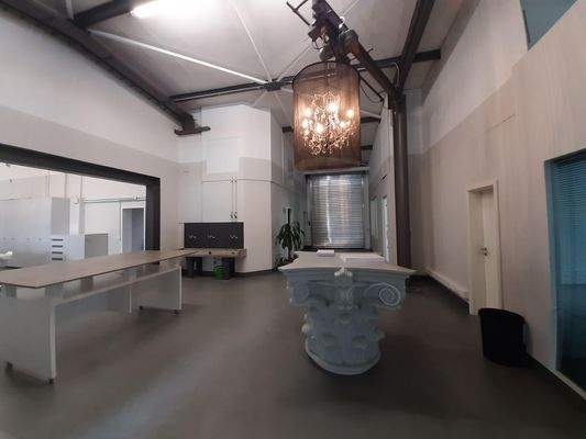 Mix aus erstklassigen Büros, Lagerfläche und Rolltor