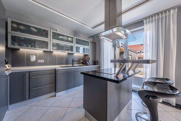 mit Anbindung zur Küche