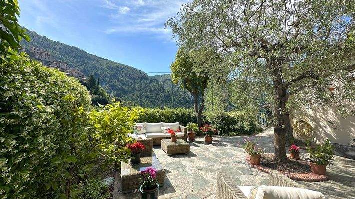 Ruhig gelegene Einfamilienvilla mit herrlichem Ausblick auf das mittelalterliche Dorf Peillon