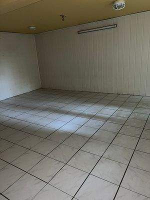 Leerer gefliester Raum