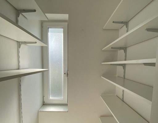 Abstellraum mit Regalen im Erdgeschoss