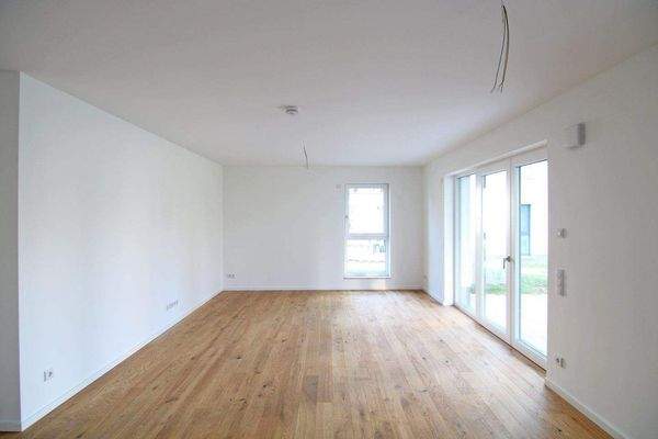 Großes Wohnzimmer mit Terrasse