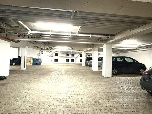 gut befahrbare Tiefgarage