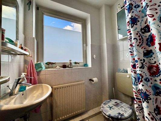 Gäste-WC mit Fenster.jpg