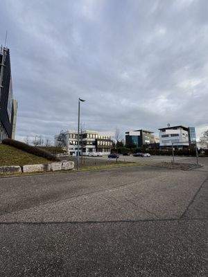 Gebäudeansicht + Parkplätze